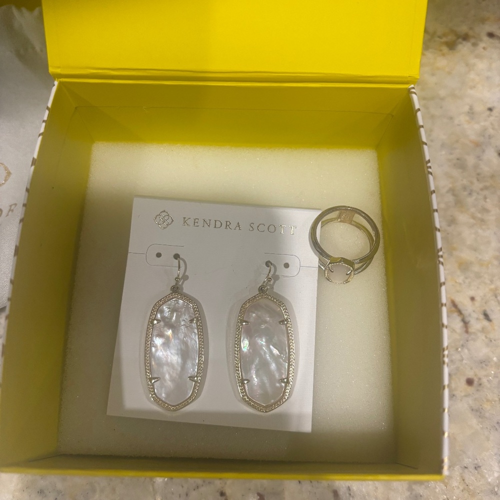 **SOLD 🏷️ ** Kendra Scott Elle Mother of Pearl Earrings & Elyse Ring Set
